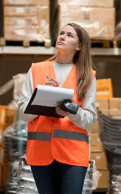Pessoa de capacete e colete de segurança com prancheta