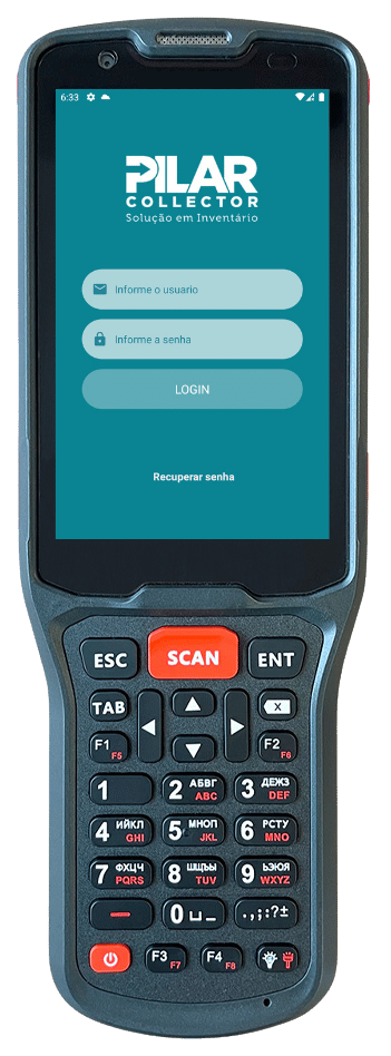 Homem usando um coletor de dados em um armazém